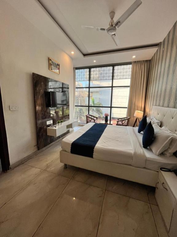Hotel Hollywood Zirakpur Exterior photo